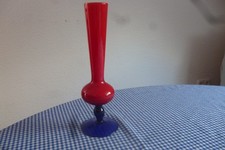Vase rotes Glas blauer Fuss sehr schöne Form ca. 25cm hoch wie NEU !