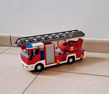 Feuerwehrauto mit Blaulicht