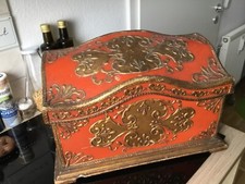 Alte antike Holztruhe Tischtruhe prunkvoll Schatzkiste Tafelaufsatz