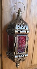 Laterne / Windlicht aus Metall mit roten & orangefarbenen Relief-Glas 
