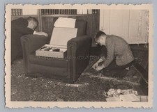 Junge mit Modelleisenbahn an