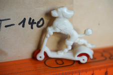 T140) Alte Figur:  Ein Pudel auf seinem Roller...