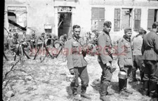 Foto-Negativ, Wehrmacht, Essenausgabe, Quartier auf zerst. Bauernhof 5026-786/27