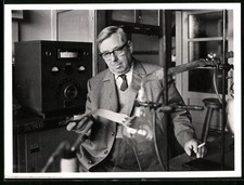 Fotografie Chemie-Labor, Chemiker nebst Meßgerät & Versuchsaufbau 