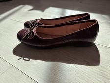 Paar rote Ballerinas Schuhe -