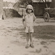 Altes Foto Kleiner Junge mit