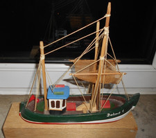 Schiffsmodell, Holz, Krabbenfischer in der Nordsee, LBH = ca. 27 x 6 x 25 cm