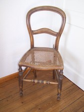 ca. 130 Jahre alter Nussbaum Stuhl mit Wiener Geflecht