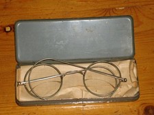 Dienst-Brille mit Blechdose