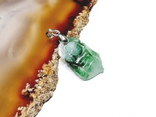 Buddha Anhänger aus Jade - Jadeit ca. 34 x 14 mm 