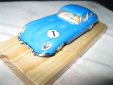 Carrera Universal 132  40425 Jaguar blau mit Licht      "VITRINE"