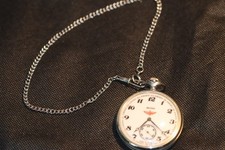 Taschenuhr, Moinija, Eisenbahneruhr mit rückseitigere Lokomotivprägung