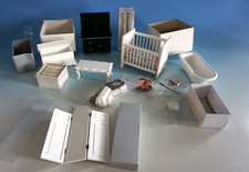 Möbel für Puppenstube Kinderbett Badewanne Garderobe etc. Holz weiß (F024-430)