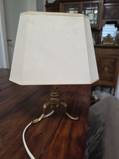Vintage Messing Tischlampe im Queen Anne Stil - Dreibeinfuß cremefarbener Schirm