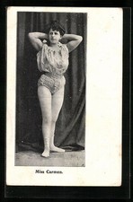 Miss Carmen im Kostüm