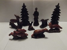 DDR Masse Wald Tierfiguren + Förster & Hund, 2 Tannen, Erzgebirge. 10 Teile.