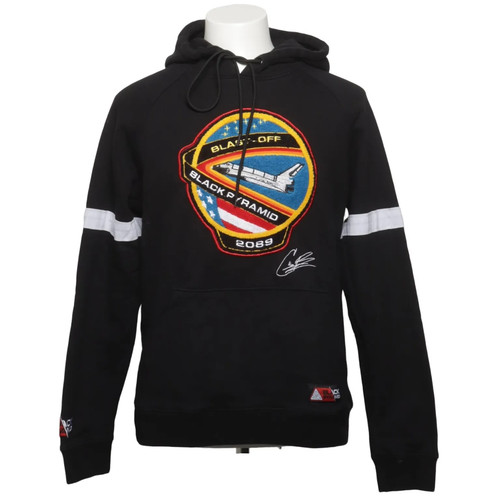 Black pyramid - black,
