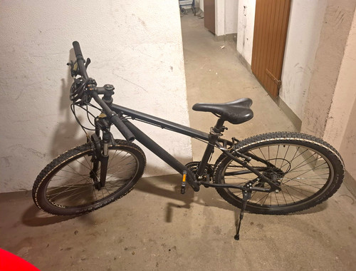 Schwarzes mountainbike - schwarzes,