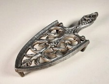 Alter Untersetzer Bügeleisen, Metall, Ablage #B484