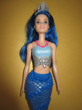 B548) BLAUHAARIGE BARBIE MEERJUNGFRAU MATTEL FESTES OBERTEIL+FESTE FLOSSE+KRONE