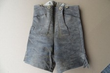 LEDERHOSE abgetragene versaute verschmierte verschlissene, zerrissene kurze Hose