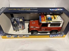 BRUDER Land Rover Defender Station Wagon Feuerwehr mit Feuerwehrmann / 02596