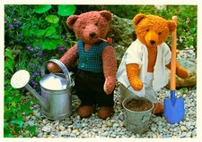 06- Ansichtskarte Teddybären Kuscheltier Kinderspielzeug Gartenarbeit Gießkanne