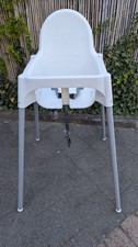 weißer IKEA- Kinderhochstuhl