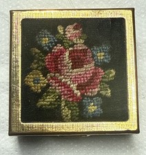 Antik Petit Point Pillendose Messing Rosen/Blumen Stickerei , Vintage Rarität