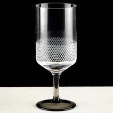? 1 (von 4) Schnapsglas Friedrich graugrün Glas 9,8 cm Rauten Gravur ~ 60er ?
