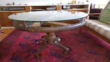 antik Tisch Wagenradtisch mit Glasplatte, vom Ochsenwagen, handgeschmiedete Füße