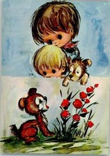 40143925 - Hund auf der Mauer und ein bellender Hund zwei Jungs schauen zu AKU1