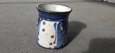 Kleiner handgetöpferter Becher – Keramik, blau-weiß, Unikat