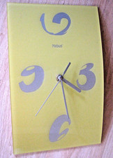 MEBUS Wanduhr modernes Wand-Uhren-Design rechteckig gewölbt  29x18,5cm gelb-grün