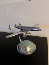 Authentic Models Aluminium Flugzeug auf Weltkugel – AM 2019, Nr. 4440, Deko