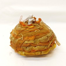 x-94339	Alter Porzellan Hase auf Nadelkissen H:ca. 12cm, Figur unbeschädigt,