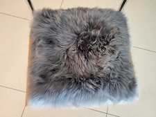 Sitzauflage aus echtem Schaffell Lammfell Farbe anthrazit ca. 42cm x 42cm