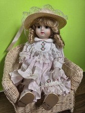 Porzellanpuppe 21 cm rosa Kleid Schleife Hut Korbstuhl Sammler nostalgisch