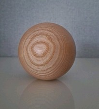 gedrechselte Holzkugel aus