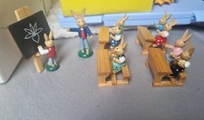 Ostern Osterdekoration Hasenschule aus Holz Lehrer 8 Schüler 4 Schulbänke 
