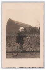 Junge im Wintermantel auf