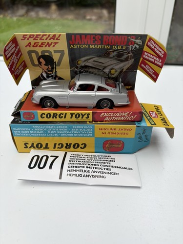 Corgi james bond aston martin - james,