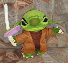 Disney Kuscheltier Stitch Yoda Starwars mit Lichtschwert 25,5 cm