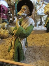alte  Krippenfigur bekleidet