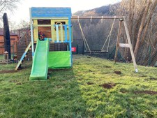 Kinder Spielturm mit verschiedenen Schaukeln und Sandkasten