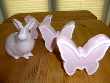FRÜHLINGS- DEKO SET 3 SCHMETTERLINGE 1 HÄSCHEN ROSA KERAMIK NEUWERTIG