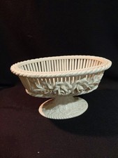 Weiße Keramik-Korb-Schale auf