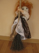 Listige Hexe Puppe auf Besen