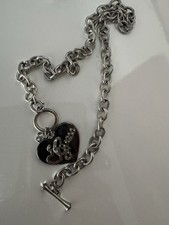 GUESS Halskette mit Anhänger. Strass Steine Silberfarben