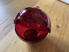 rote Weihnachtskugel zum